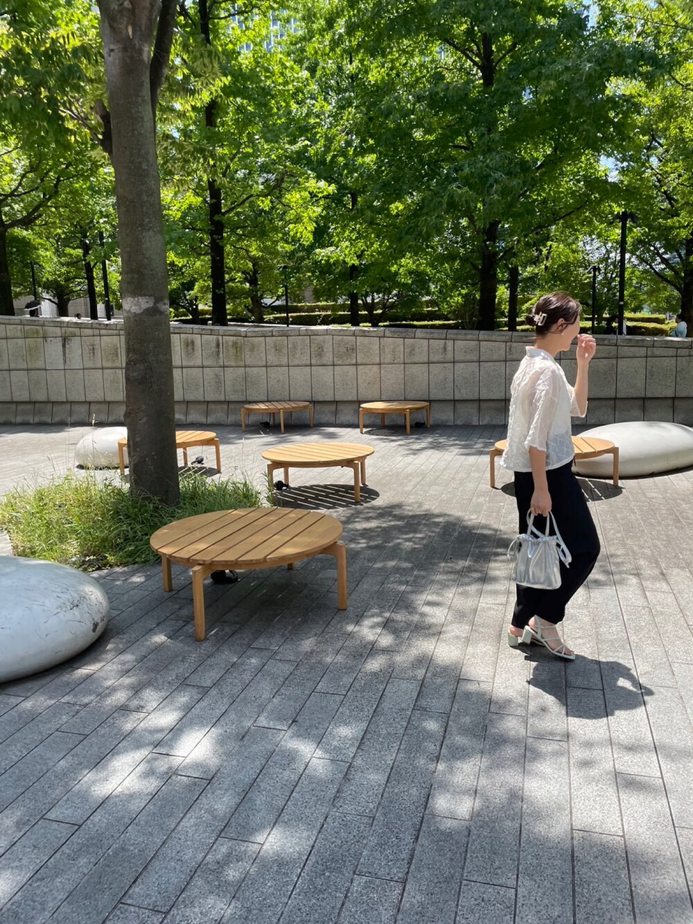 ブラック系のその他パンツ、ホワイト系のシャツ/ブラウス、グリーン系のサンダルを着用したレディースの夏コーディネートの2枚目の写真