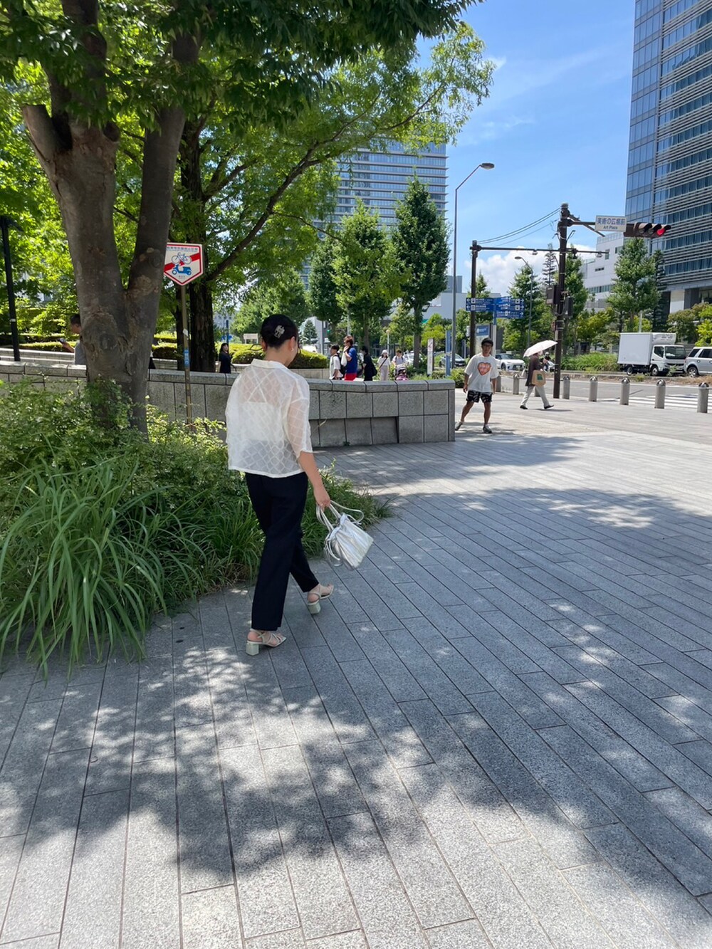 ブラック系のその他パンツ、ホワイト系のシャツ/ブラウス、グリーン系のサンダルを着用したレディースの夏コーディネートの3枚目の写真