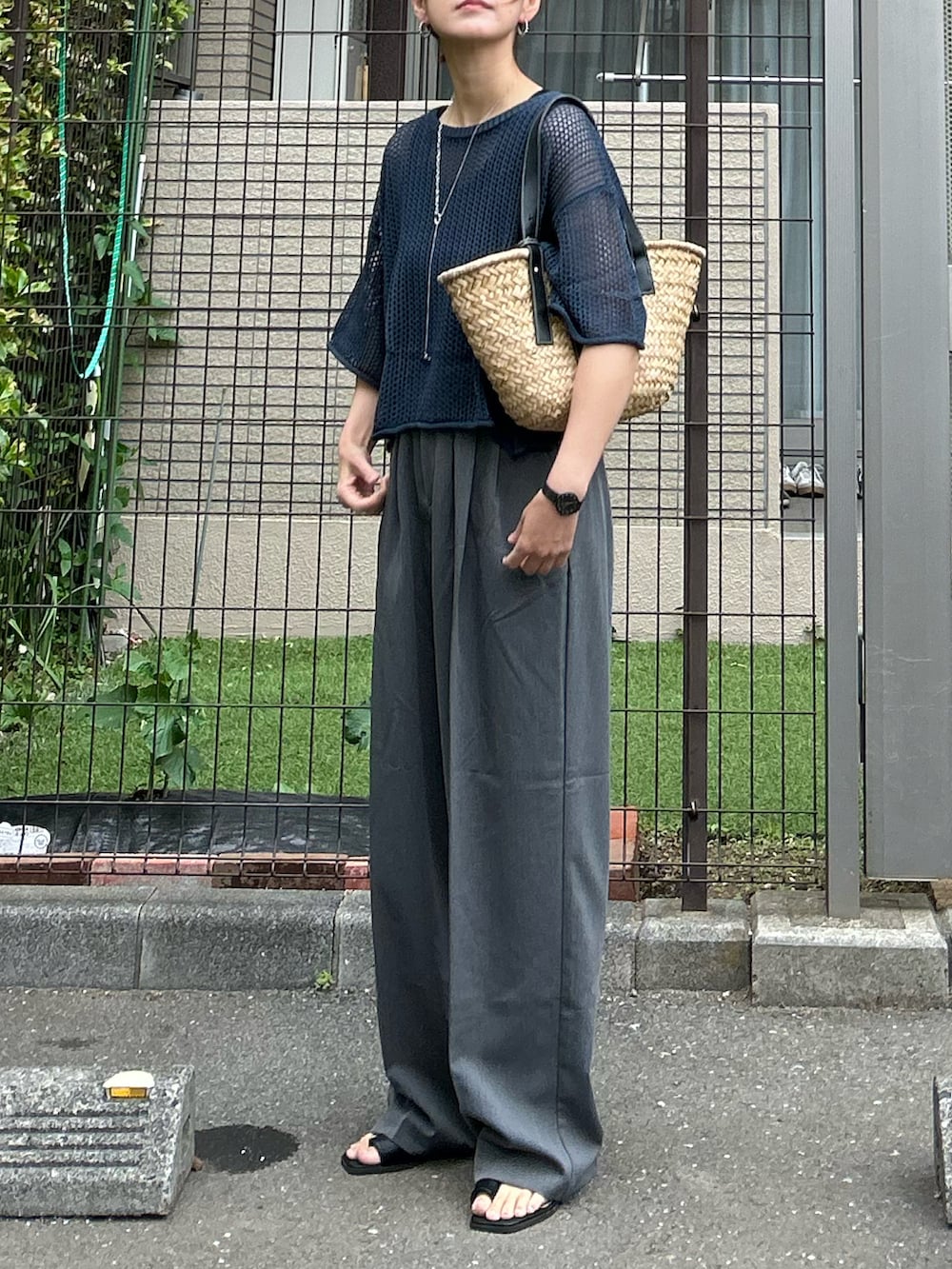 「シンプルコーデ、春夏コーデ、夏コーデ、シアートップス、メッシュ、リネン、きれいめカジュアル、大人カジュアル、プチプラ、ワイドパンツ、かごバッグ、トートバッグ、休日スタイル、サンダル」｜「select MOCAのリネンタッチメッシュニットトップス（ニット/セーター、ブルー系）」を使った、ＫＲさん（レディース・159cm）の春コーディネートの3枚目の写真