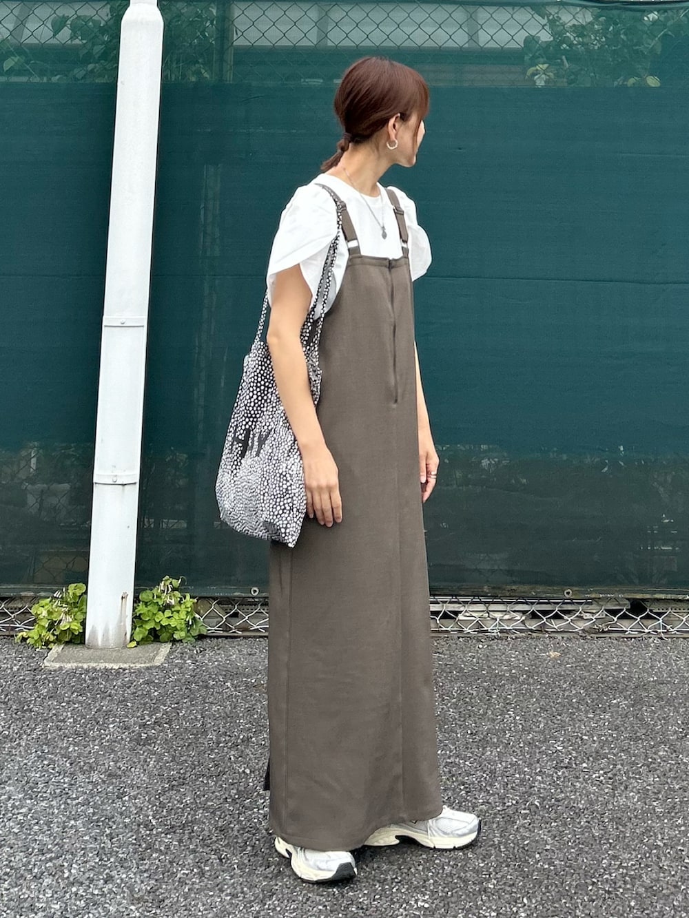 ホワイト系のTシャツ/カットソー、ベージュ系のワンピース、シルバー系のスニーカーを着用したレディースの夏コーディネートの2枚目の写真