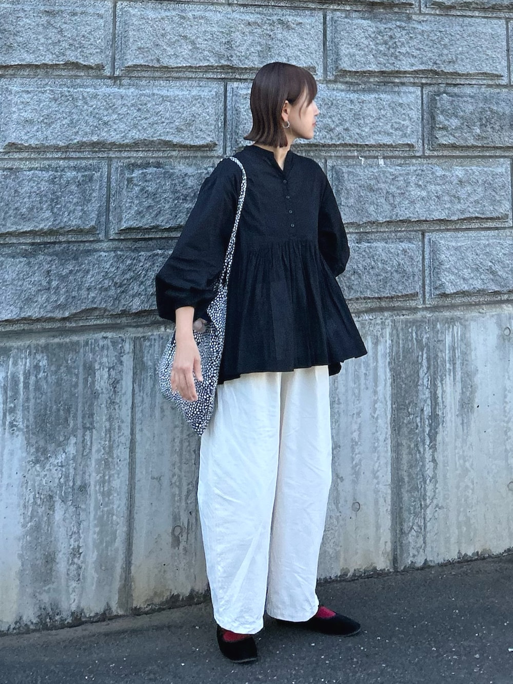 「春夏コーデ、夏コーデ、モノトーン、シャツスタイル、休日スタイル、ブラウス、ワイドパンツ、白パンツ、トートバッグ、バレエシューズ、カラーソックス、プチプラ、お出かけコーデ、デートコーデ、きれいめカジュアル」｜「notch.の【notch.by KR】スキッパーペプラムブラウス（シャツ/ブラウス、ブラック系）」を使った、ＫＲさん（レディース・159cm）の春コーディネートの2枚目の写真