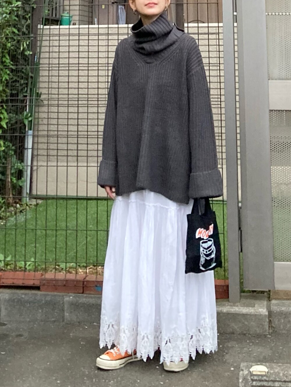 ブラック系のニット/セーターを着用したレディースの秋コーディネートの2枚目の写真