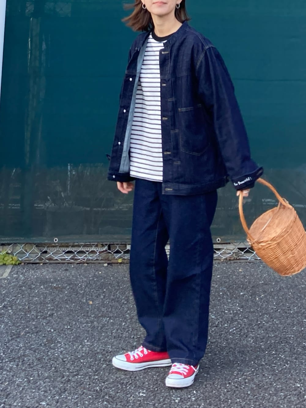 ブルー系のデニムジャケット、ブルー系のデニムパンツ、ブラック系のTシャツ/カットソーを着用したレディースの冬コーディネートの4枚目の写真