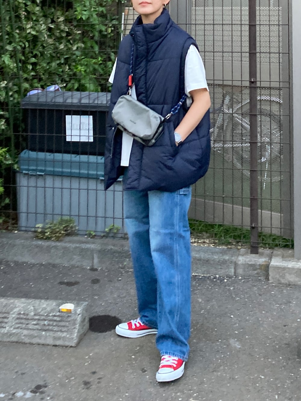 「秋服準備はじめました、秋コーデ、シンプルコーデ、レイヤードスタイル、休日スタイル、アウトドアスタイル、ストリート、プチプラ、ダウンベスト、ベスト、デニム、コンバース、スニーカー、ショルダーバッグ、きれいめカジュアル」｜「notch.の【 notch. by KR 】パデッドベスト（ダウンベスト、ブルー系）」を使った、ＫＲさん（レディース・159cm）の秋コーディネートの2枚目の写真