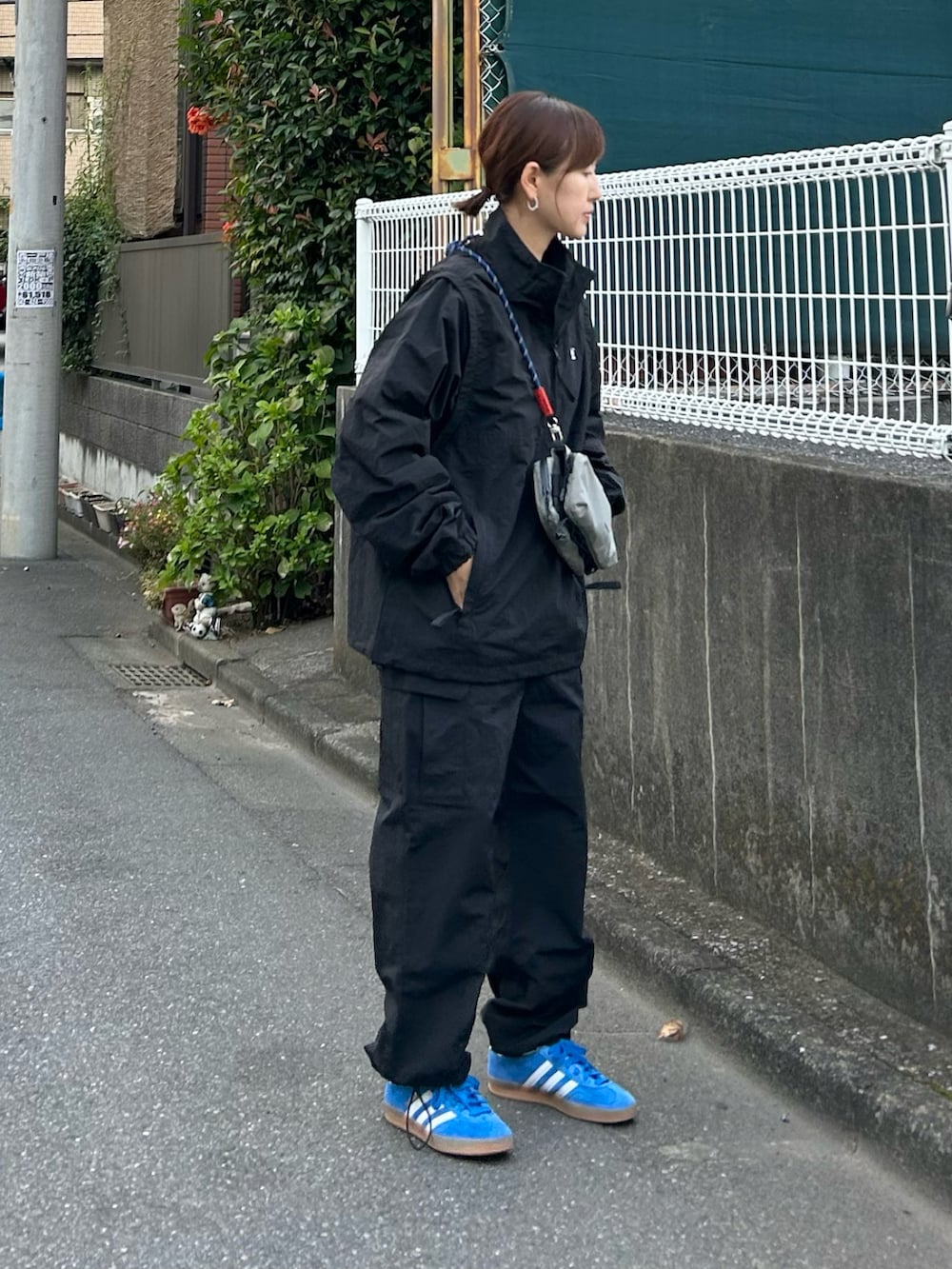 「アウトドアスタイル、スポーツミックス、メンズライク、ブラックコーデ、秋コーデ、セットアップ、モノトーン、シンプル、プチプラ、ウィンドブレーカー、カーゴパンツ、ショルダーバッグ、スニーカー、adidas、休日スタイル」｜「FFEINの【FFEIN(フェイン)】2WAY ハーフジップアノラックスタンドナイロンブルゾン / 袖脱着 ドローコード テック（ナイロンジャケット、ブラック系）」を使った、ＫＲさん（レディース・159cm）の秋コーディネートの5枚目の写真