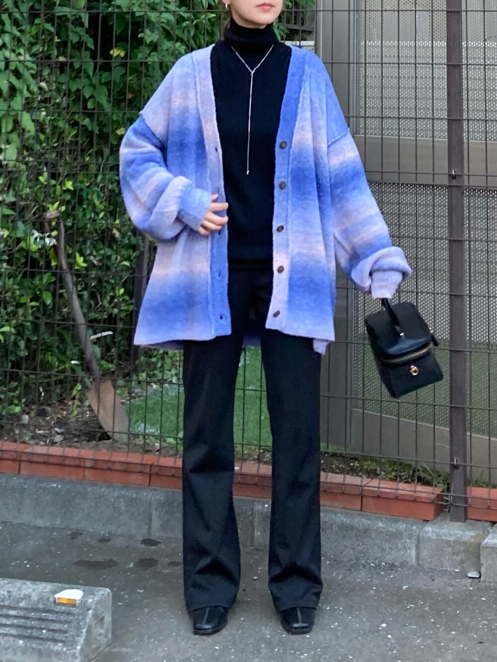 ブルー系のカーディガン/ボレロ、ブラック系のその他パンツ、ブラック系のショルダーバッグを着用したレディースの秋コーディネートの3枚目の写真