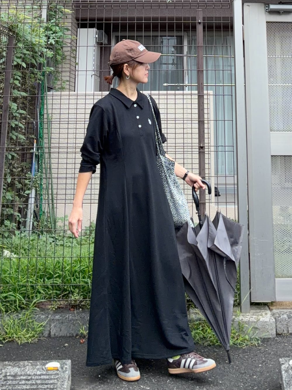 ブラック系のワンピースを着用したレディースの秋コーディネートの2枚目の写真