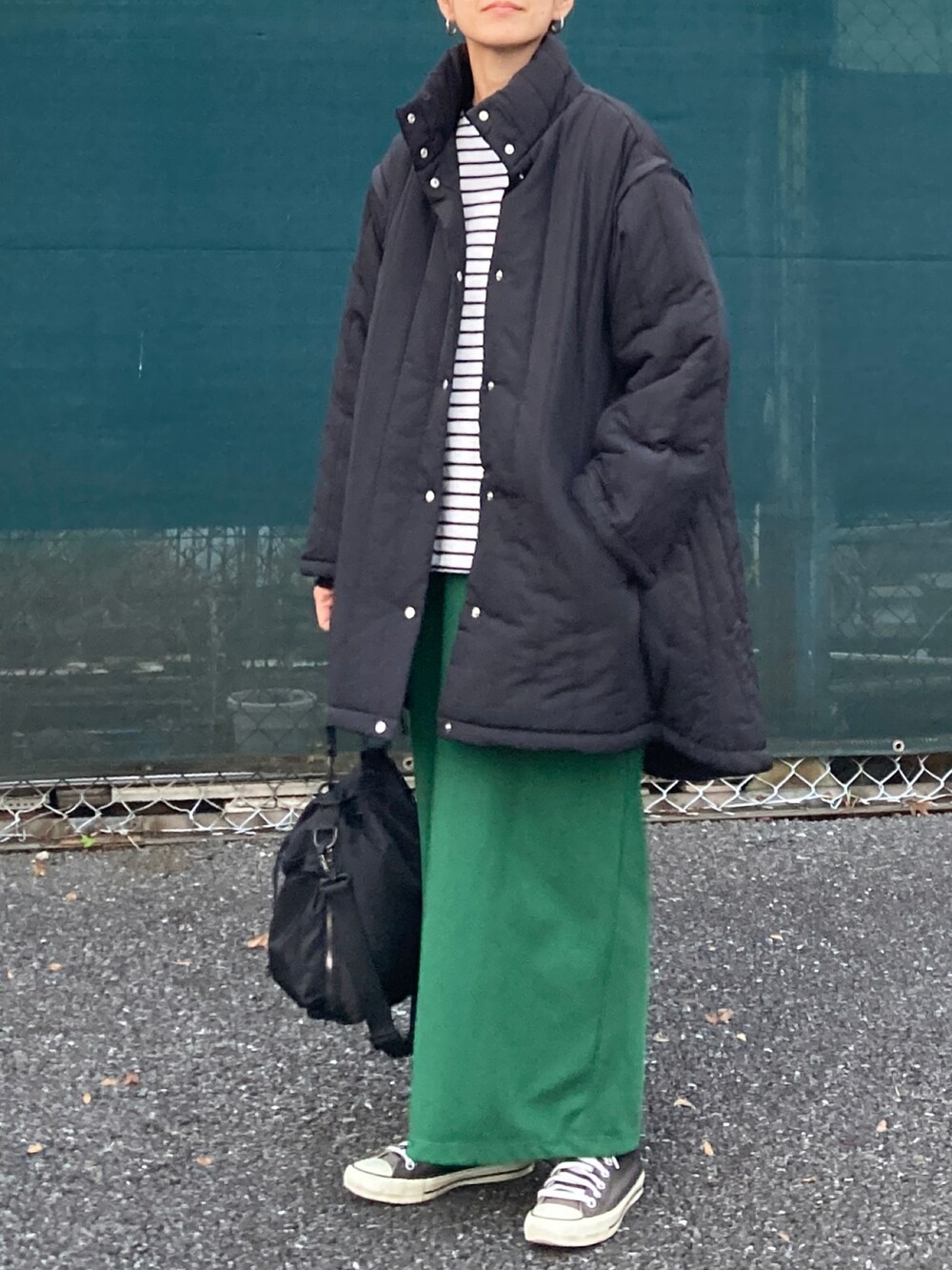 ブラック系のブルゾン、ブラック系のTシャツ/カットソー、ブラック系のショルダーバッグを着用したレディースの秋コーディネートの2枚目の写真