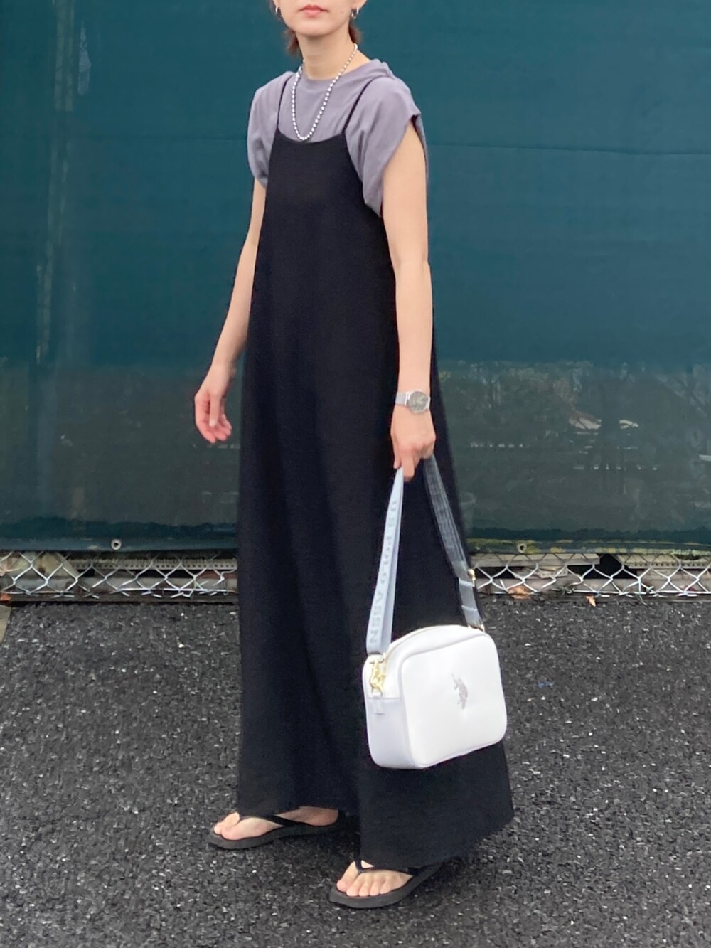 グレー系のTシャツ/カットソー、ブラック系のワンピース、ホワイト系のショルダーバッグを着用したレディースの夏コーディネートの2枚目の写真
