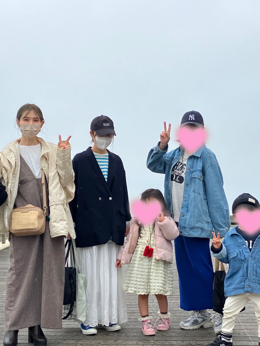 ブルー系のテーラードジャケット、ブルー系のTシャツ/カットソー、ホワイト系のスカートを着用したレディースの春コーディネートの5枚目の写真