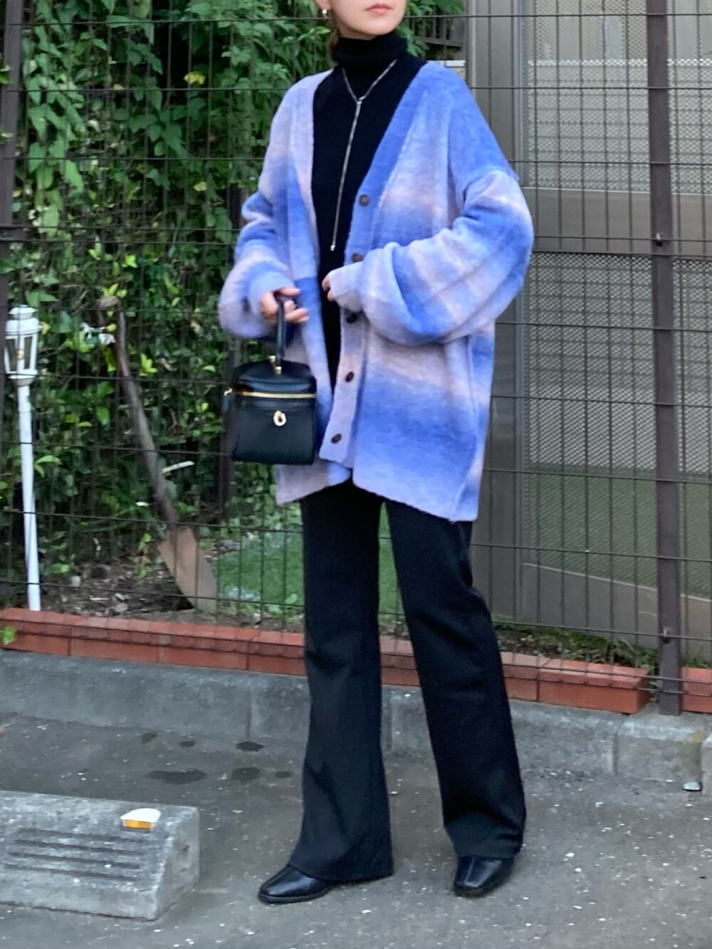 ブルー系のカーディガン/ボレロ、ブラック系のその他パンツ、ブラック系のショルダーバッグを着用したレディースの秋コーディネートの5枚目の写真