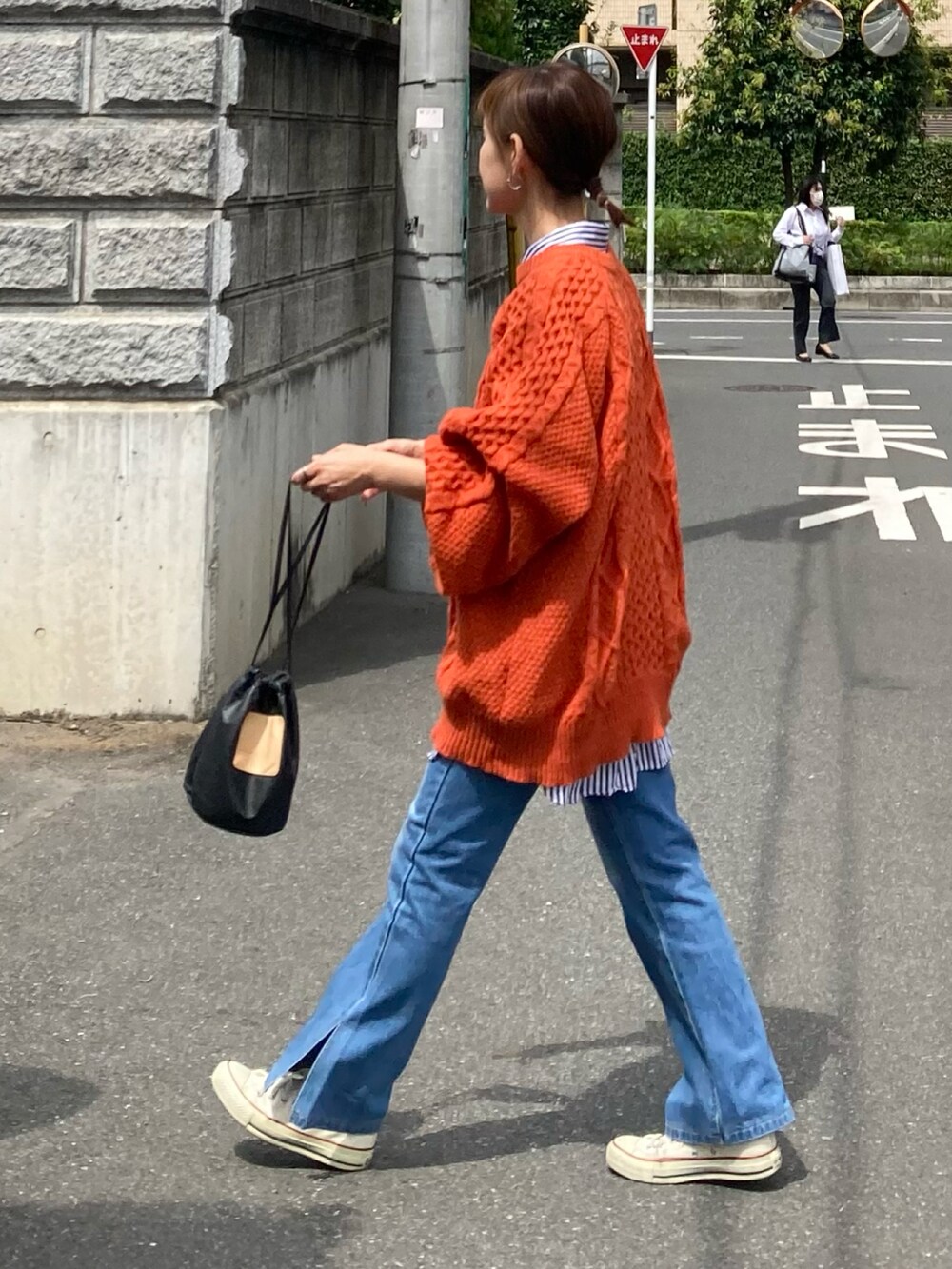 オレンジ系のニット/セーター、その他のシャツ/ブラウス、ブラック系のハンドバッグを着用したレディースの秋コーディネートの4枚目の写真