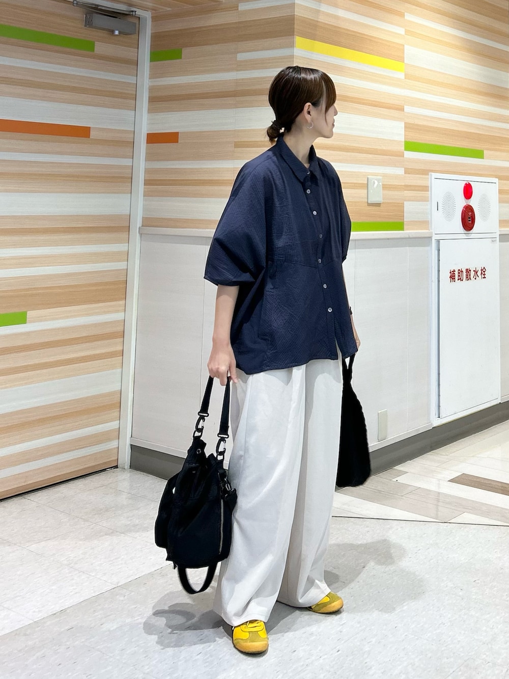 グレー系のシャツ/ブラウス、ホワイト系のその他パンツ、ブラック系のショルダーバッグを着用したレディースの夏コーディネートの2枚目の写真