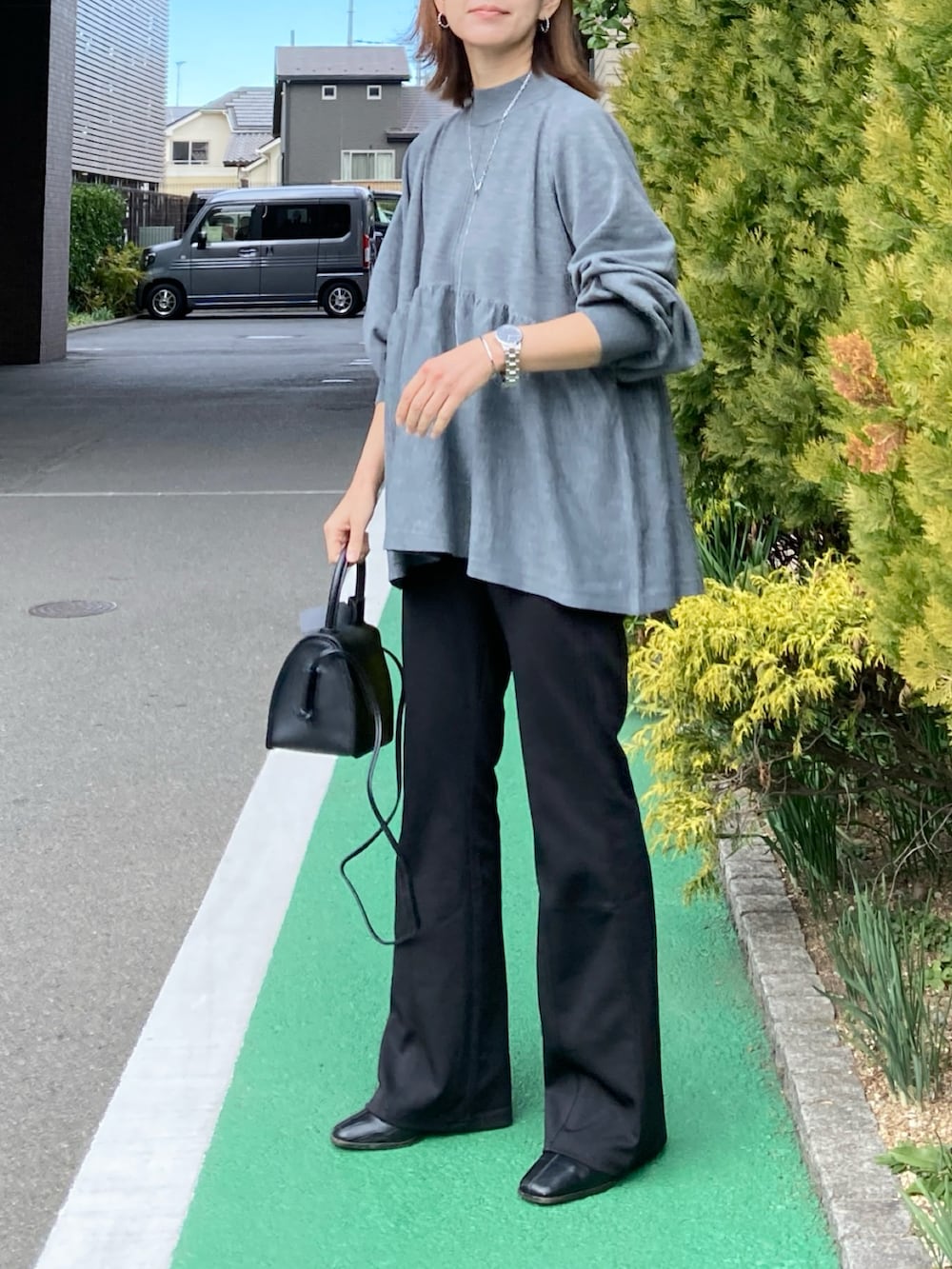 グレー系のニット/セーター、ブラック系のその他パンツ、ブラック系のブーツを着用したレディースの冬コーディネートの5枚目の写真