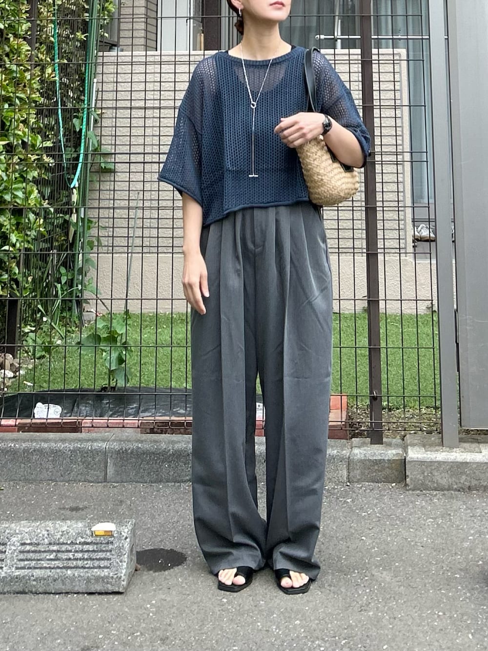「シンプルコーデ、春夏コーデ、夏コーデ、シアートップス、メッシュ、リネン、きれいめカジュアル、大人カジュアル、プチプラ、ワイドパンツ、かごバッグ、トートバッグ、休日スタイル、サンダル」｜「select MOCAのリネンタッチメッシュニットトップス（ニット/セーター、ブルー系）」を使った、ＫＲさん（レディース・159cm）の春コーディネートの2枚目の写真