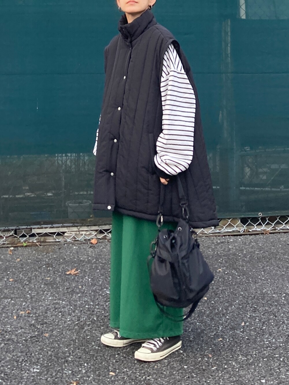 ブラック系のブルゾン、ブラック系のTシャツ/カットソー、ブラック系のショルダーバッグを着用したレディースの秋コーディネートの2枚目の写真