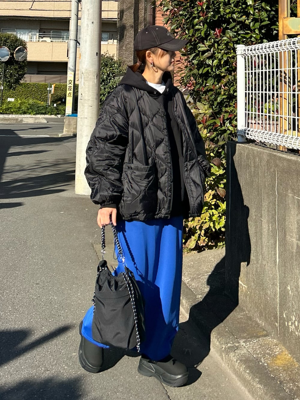 「冬コーデ、クリスマスに着たい服、マイベストコーデ2024、レイヤードスタイル、休日スタイル、アウトドアスタイル、キルティング、冬アウター、パーカー、ロングスカート、ハンドバッグ、ブーツ、ムートンブーツ、キャップ、プチプラ」｜「notch.の【 notch. by KR 】オーバーキルティングジャケット（ノーカラージャケット、ブラック系）」を使った、ＫＲさん（レディース・159cm）の冬コーディネートの3枚目の写真