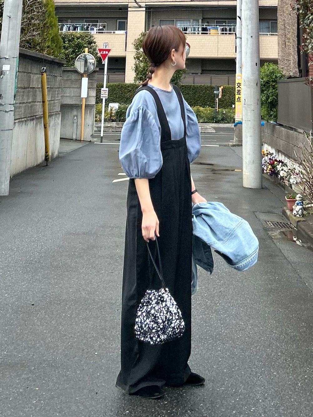 「春のおしゃ見えテクニック、春コーデ、春服みてみて、春色、シンプルコーデ、お出かけコーデ、休日スタイル、きれいめカジュアル、オフィスカジュアル、大人カジュアル、パステルカラー、シアートップス、サロペット、巾着バッグ、スパンコール」｜「select MOCA by sonのシアーボリュームスリーブトップス（シャツ/ブラウス、ブルー系）」を使った、ＫＲさん（レディース・159cm）の春コーディネートの2枚目の写真