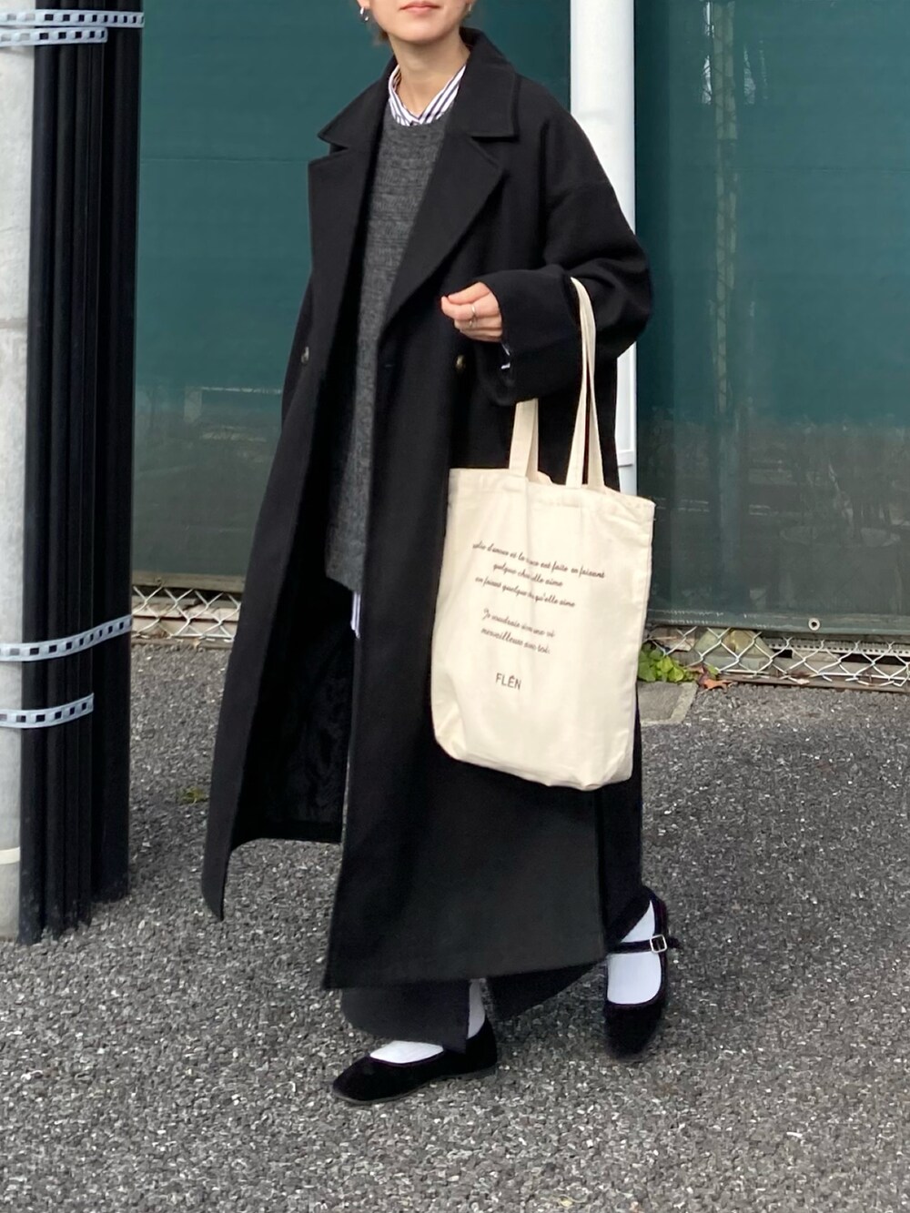 ブラック系のその他アウター、グレー系のその他トップス、ブラック系のスカートを着用したレディースの冬コーディネートの4枚目の写真