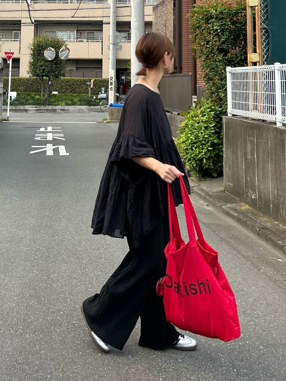 ブラック系のその他パンツ、ブラック系のシャツ/ブラウス、レッド系のトートバッグを着用したレディースの秋コーディネートの3枚目の写真