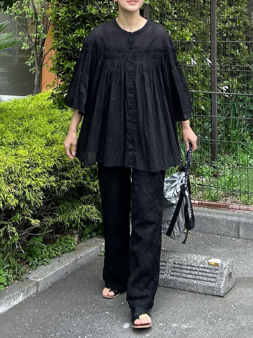 ブラック系のシャツ/ブラウス、ブラック系のその他パンツ、シルバー系のトートバッグを着用したレディースの夏コーディネートの2枚目の写真