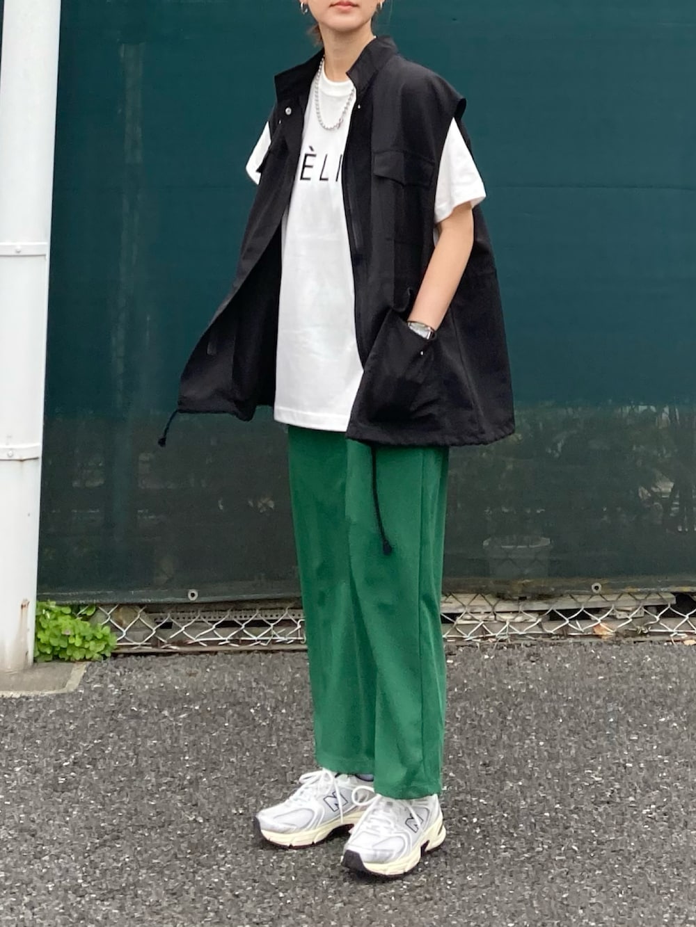 その他のTシャツ/カットソー、ブラック系のベスト、グリーン系のスカートを着用したレディースの春コーディネートの2枚目の写真