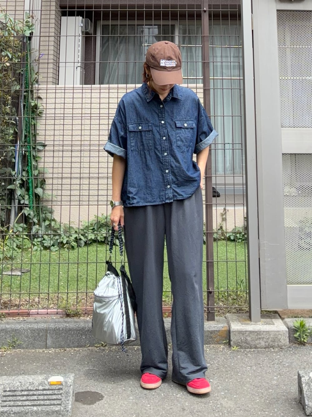 ブルー系のシャツ/ブラウス、シルバー系のショルダーバッグ、レッド系のスニーカーを着用したレディースの春コーディネートの2枚目の写真
