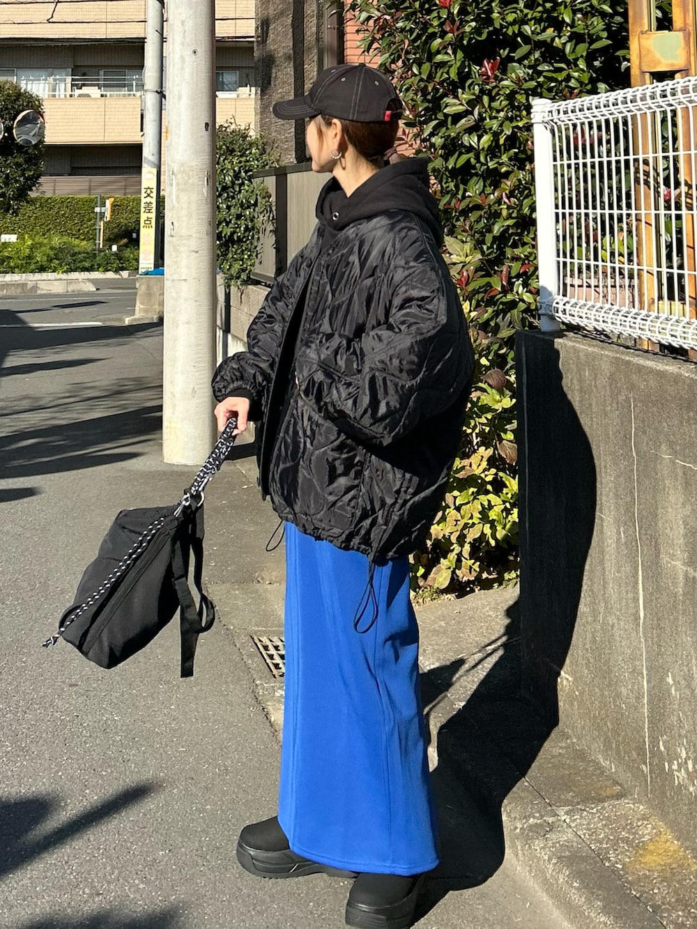 「冬コーデ、クリスマスに着たい服、マイベストコーデ2024、レイヤードスタイル、休日スタイル、アウトドアスタイル、キルティング、冬アウター、パーカー、ロングスカート、ハンドバッグ、ブーツ、ムートンブーツ、キャップ、プチプラ」｜「notch.の【 notch. by KR 】オーバーキルティングジャケット（ノーカラージャケット、ブラック系）」を使った、ＫＲさん（レディース・159cm）の冬コーディネートの2枚目の写真