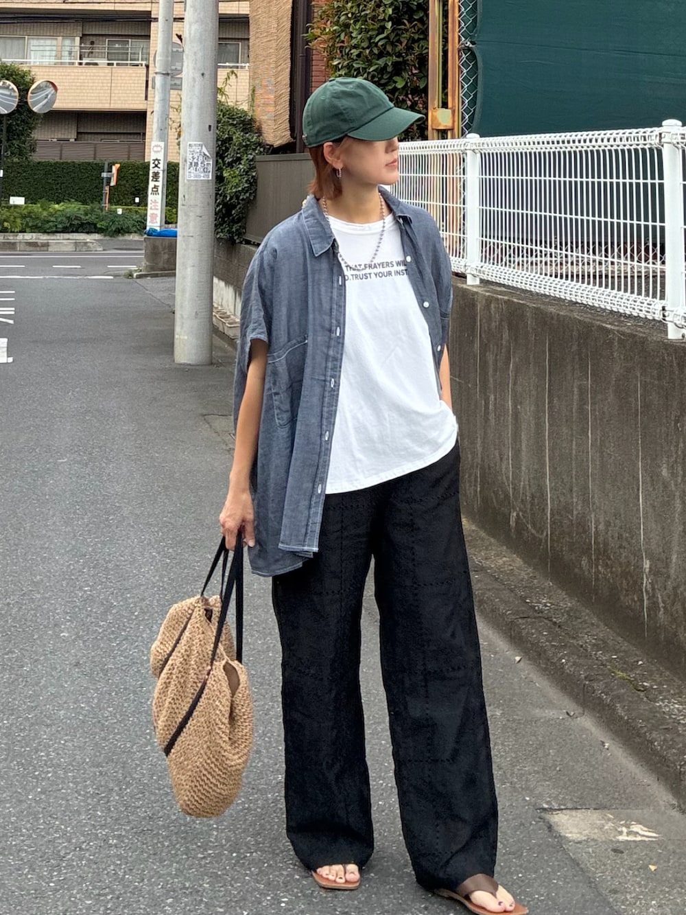 ブルー系のシャツ/ブラウス、ホワイト系のTシャツ/カットソー、ブラック系のその他パンツを着用したレディースの夏コーディネートの4枚目の写真