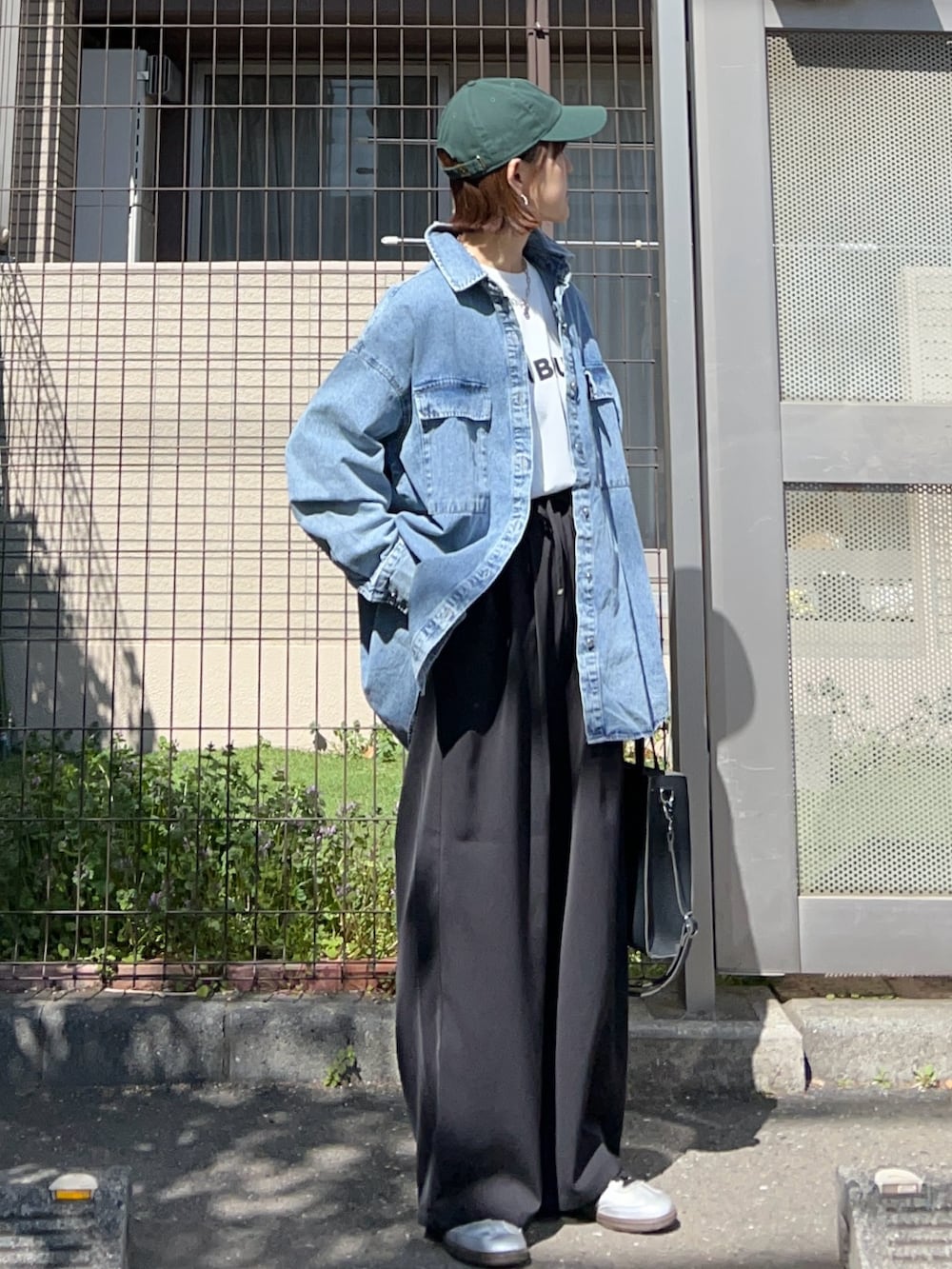 ブルー系のシャツ/ブラウス、ホワイト系のTシャツ/カットソー、ブラック系のスラックスを着用したレディースの春コーディネートの2枚目の写真