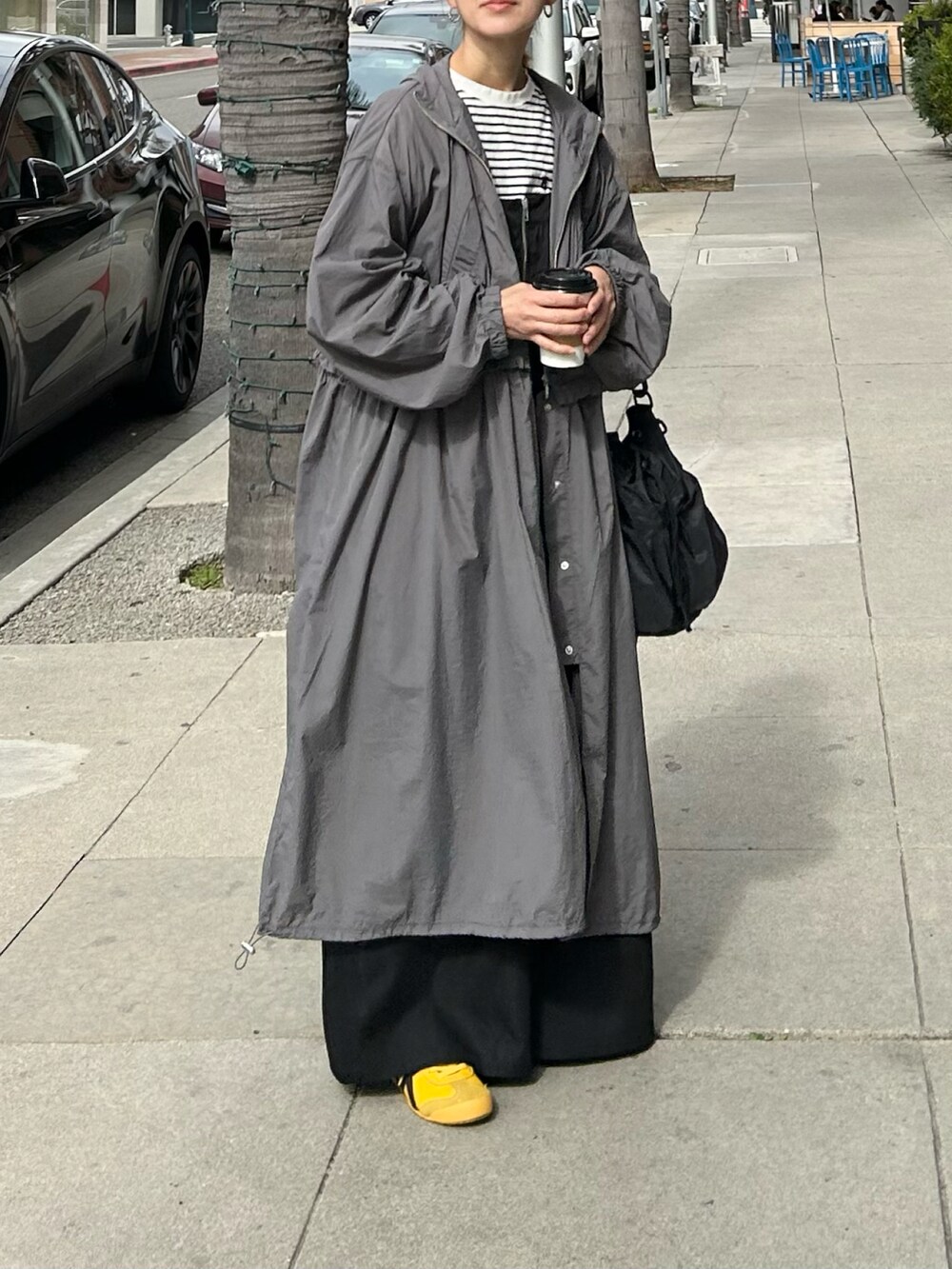 ブラック系のナイロンジャケット、ブラック系のサロペット/オーバーオール、ブラック系のショルダーバッグを着用したレディースの冬コーディネートの2枚目の写真