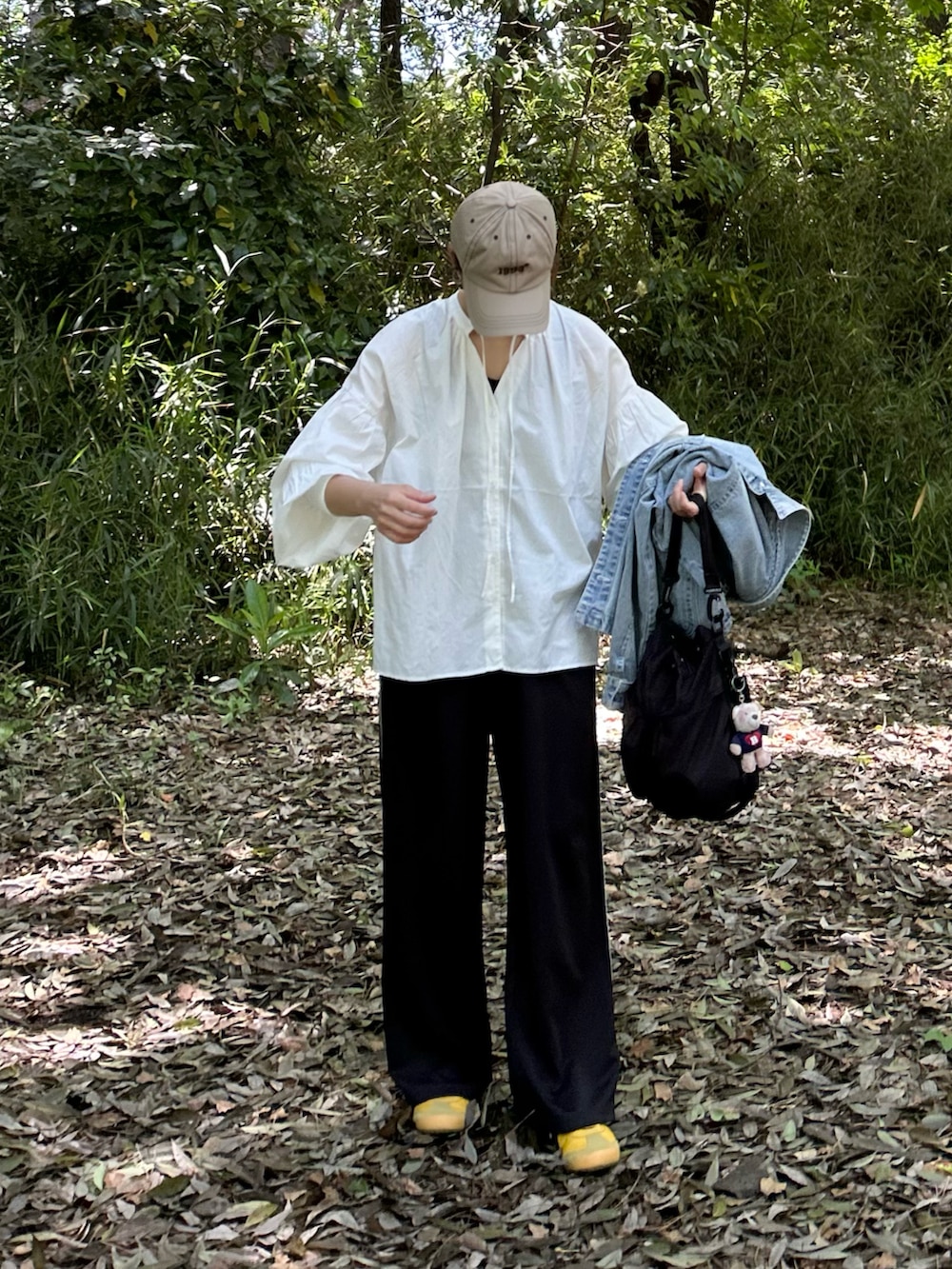 ホワイト系のシャツ/ブラウス、ブラック系のスラックス、ブラック系のショルダーバッグを着用したレディースの春コーディネートの2枚目の写真