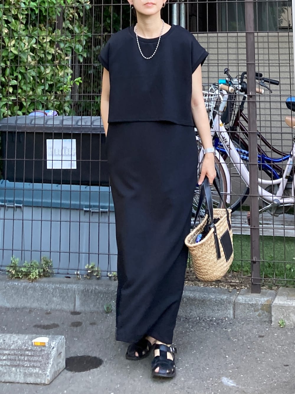 「夏コーデ、シンプルコーデ、お出かけコーデ、ワントーンコーデ、きれいめカジュアル、オフィスカジュアル、レイヤードスタイル、モノトーン、プチプラ、ワンピース、ロングワンピース、ショート丈トップス、かごバッグ、トートバッグ、グルカサンダル」｜「OMNESのソフトダンボールニットフレンチスリーブプルオーバーVネックジャンスカセット（ジャンパースカート、ブラック系）」を使った、ＫＲさん（レディース・159cm）の夏コーディネートの3枚目の写真