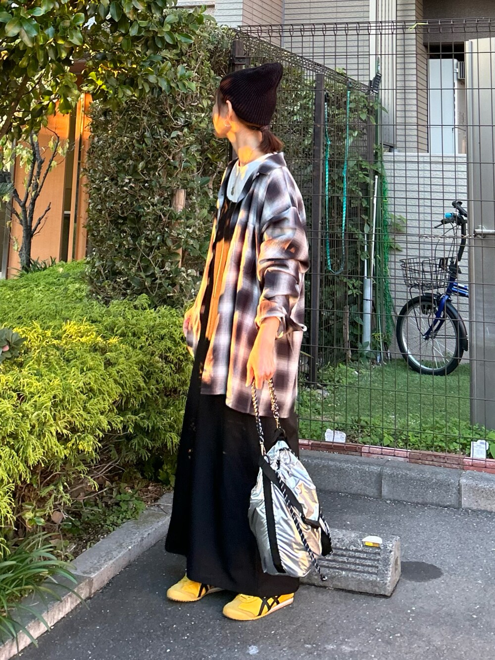 ブラック系のシャツ/ブラウス、ホワイト系のその他トップス、ブラック系のワンピースを着用したレディースの秋コーディネートの4枚目の写真