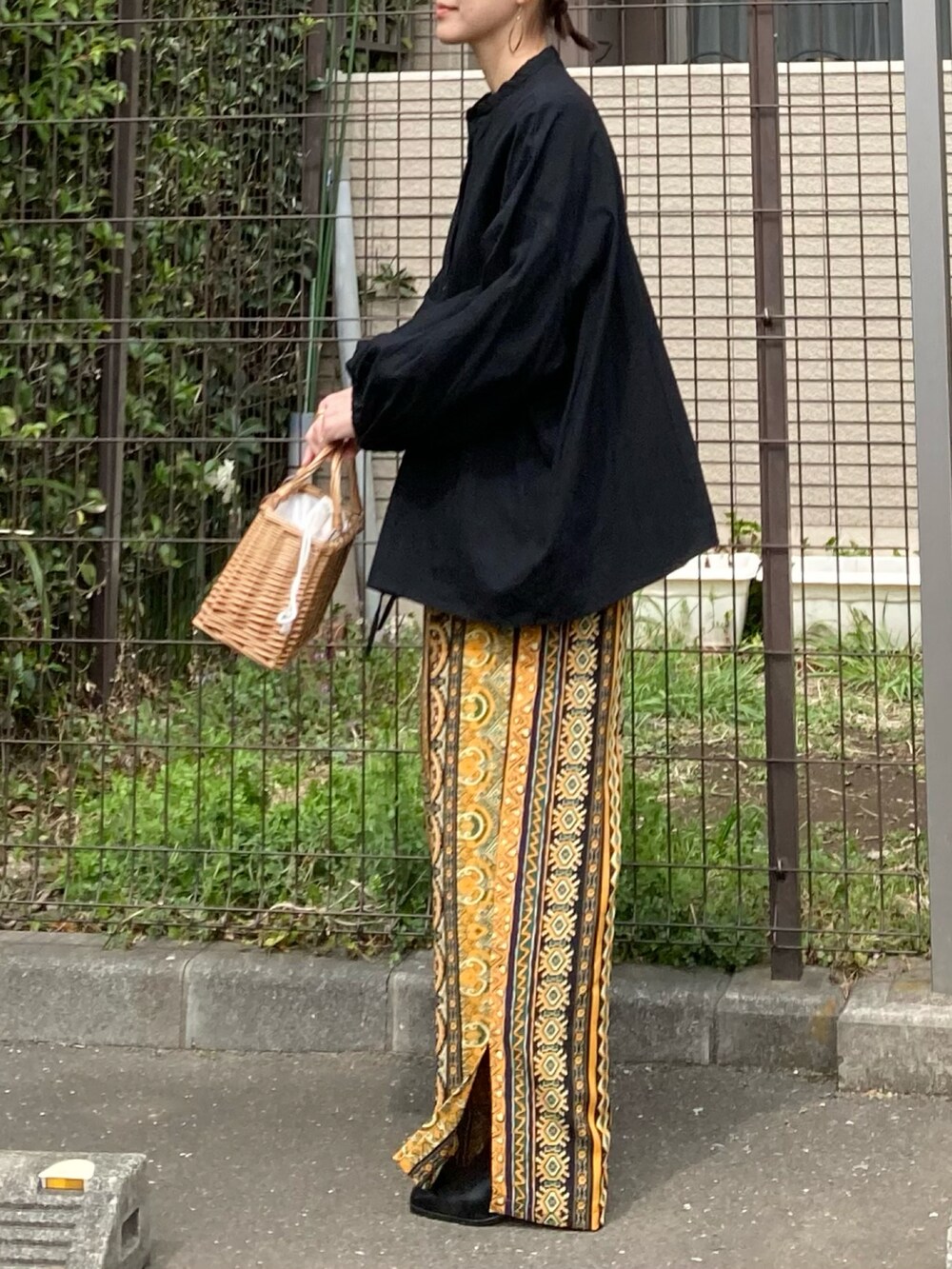 イエロー系のその他パンツ、ブラック系のシャツ/ブラウス、ブラウン系のバッグを着用したレディースの春コーディネートの5枚目の写真