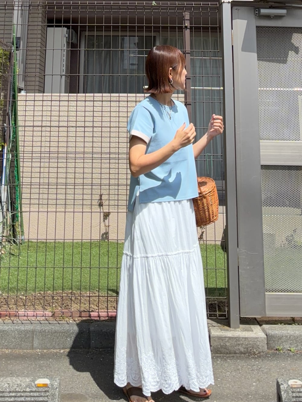 ホワイト系のスカート、ブルー系のTシャツ/カットソーを着用したレディースの春コーディネートの4枚目の写真