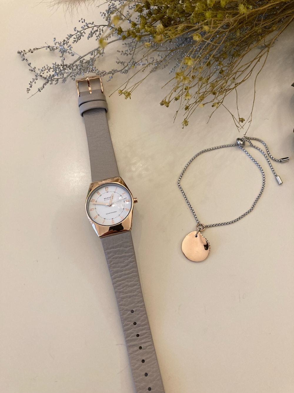 ホワイト系のTシャツ/カットソー、ブルー系のデニムパンツ、ブラック系のトートバッグを着用したレディースの春コーディネートの4枚目の写真