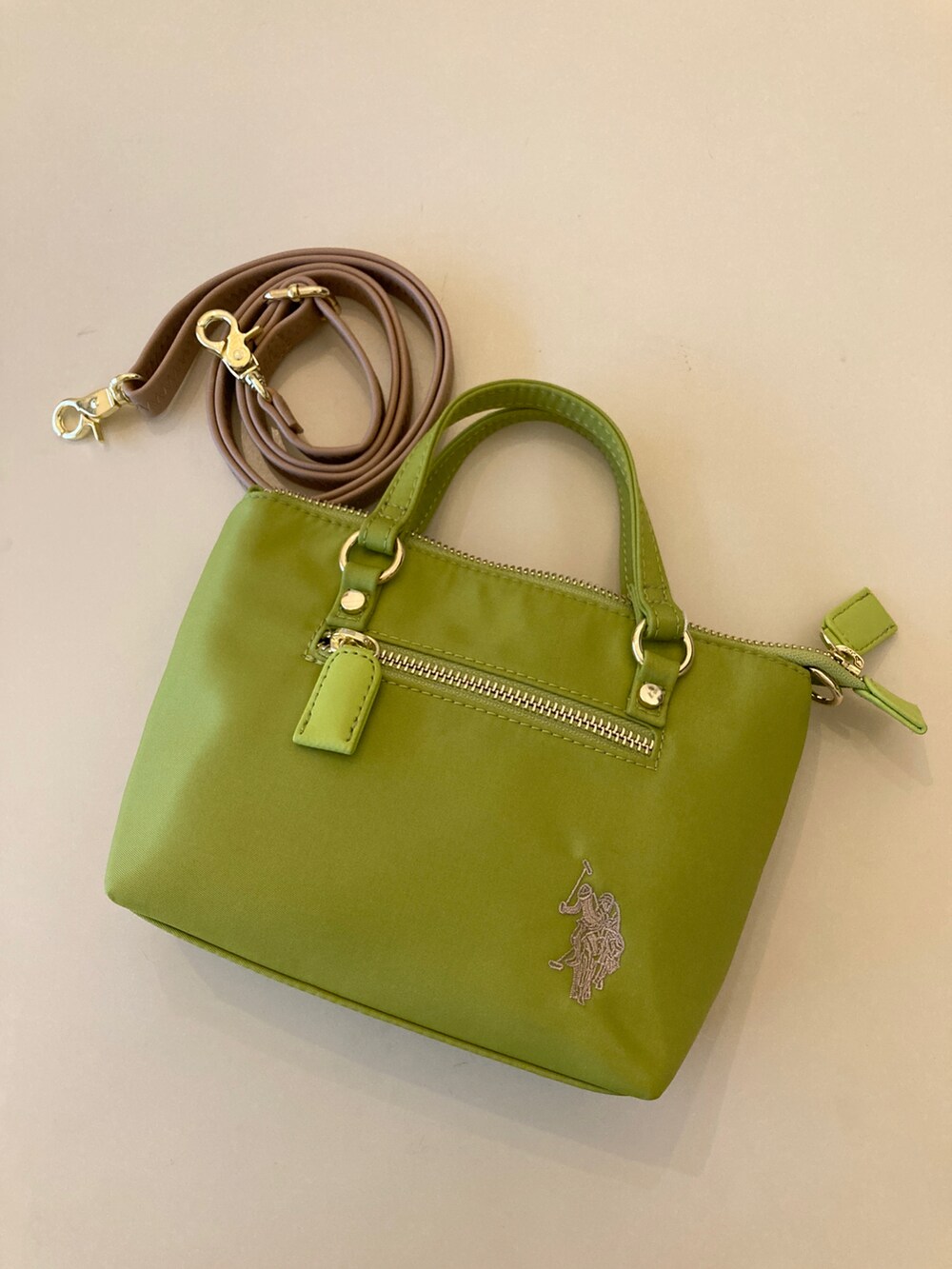 ホワイト系のTシャツ/カットソー、ブラック系のワンピース、グリーン系のショルダーバッグを着用したレディースの夏コーディネートの3枚目の写真