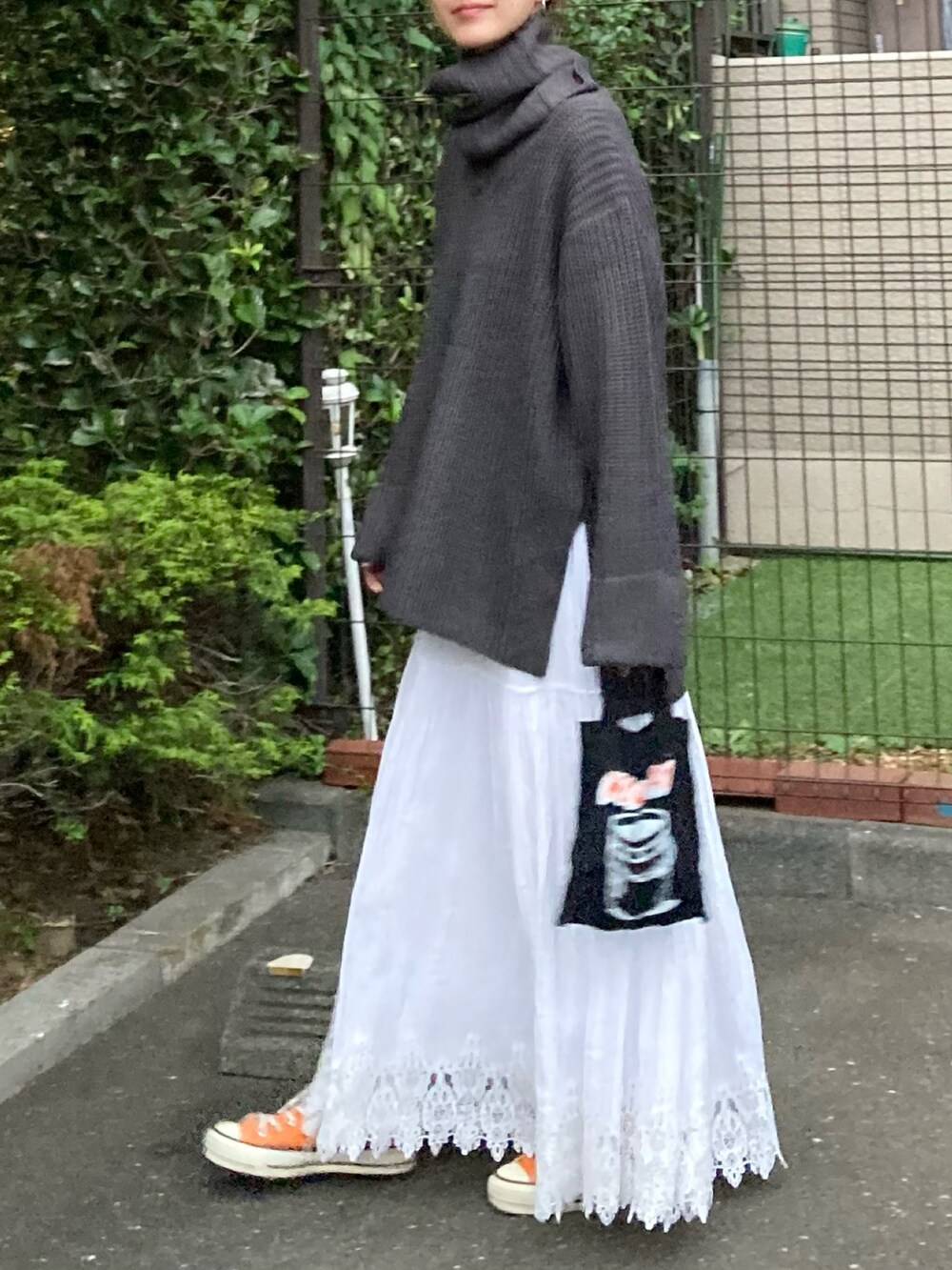 ブラック系のニット/セーターを着用したレディースの秋コーディネートの3枚目の写真