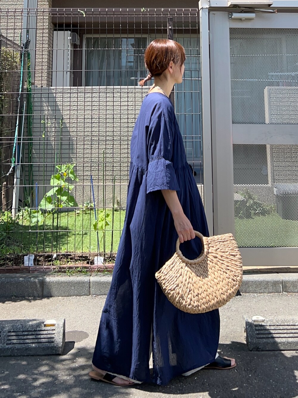 ホワイト系のその他パンツ、ブルー系のワンピース、ベージュ系のかごバッグを着用したレディースの夏コーディネートの2枚目の写真