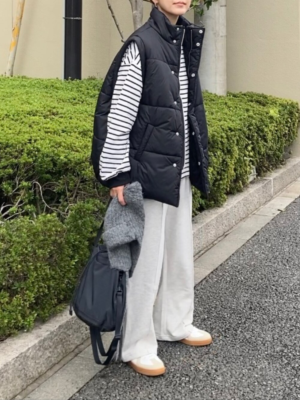 「秋服まるっと大公開、秋コーデ、シンプルコーデ、レイヤードスタイル、休日スタイル、アウトドアスタイル、ストリート、プチプラ、ベスト、ダウンベスト、ボーダー、スウェットパンツ、ニット帽、スニーカー、スポーツミックス」｜「notch.の【 notch. by KR 】パデッドベスト（ダウンベスト、ブラック系）」を使った、ＫＲさん（レディース・159cm）の秋コーディネートの3枚目の写真