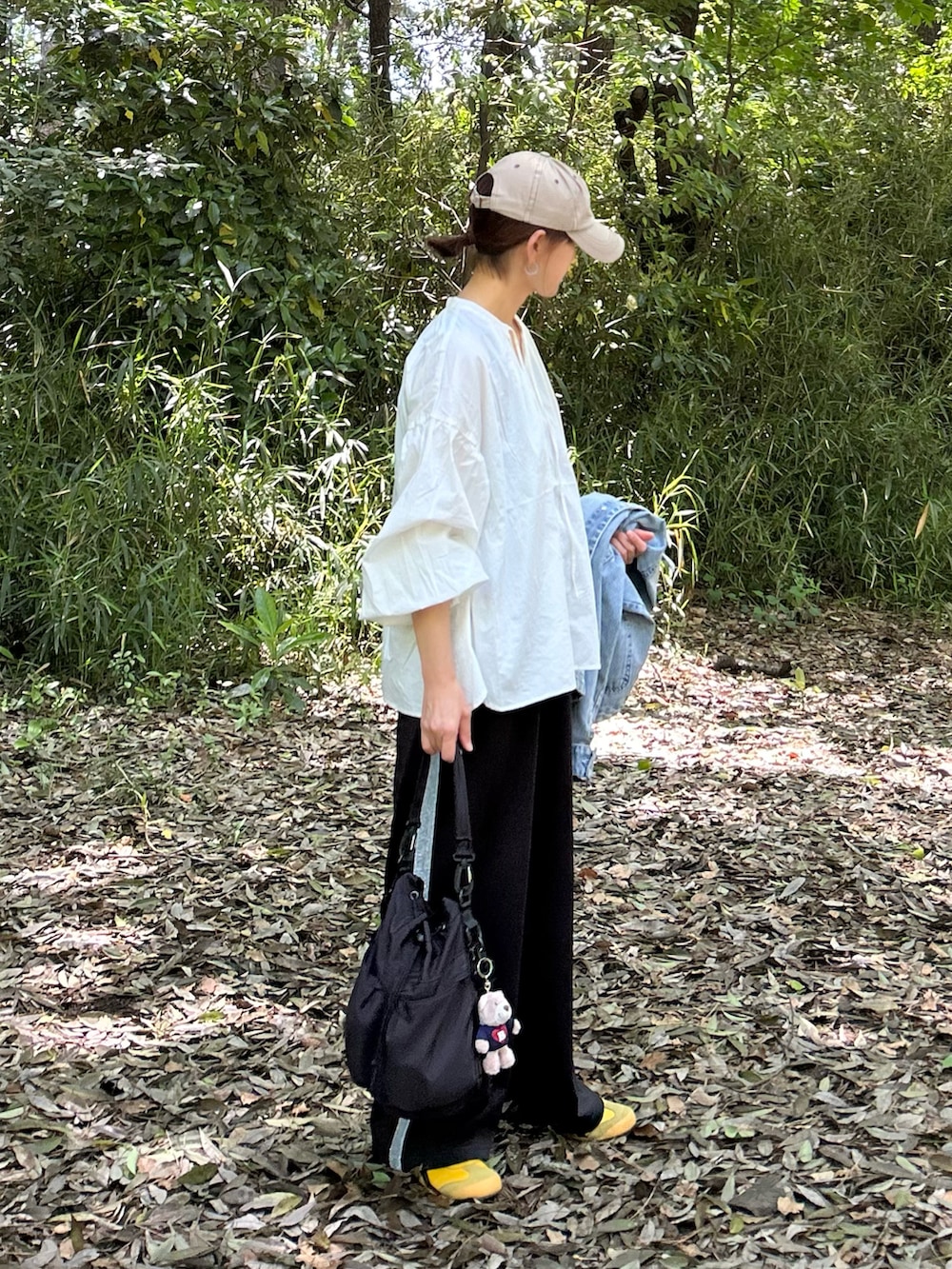 ホワイト系のシャツ/ブラウス、ブラック系のスラックス、ブラック系のショルダーバッグを着用したレディースの春コーディネートの4枚目の写真