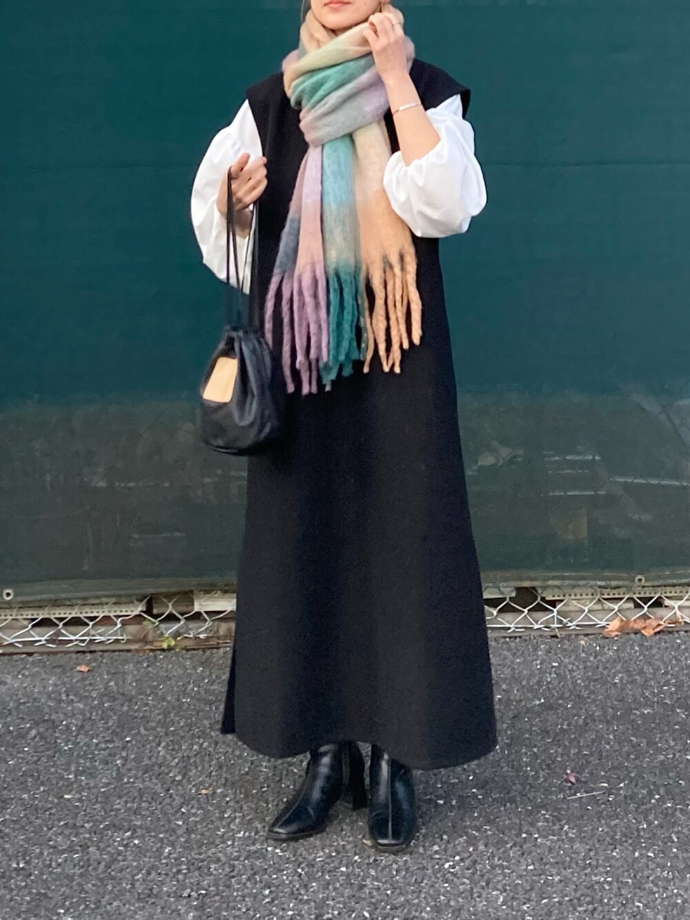 ブラック系のワンピース、ブラウン系のマフラー、ブラウン系のマフラーを着用したレディースの冬コーディネートの2枚目の写真