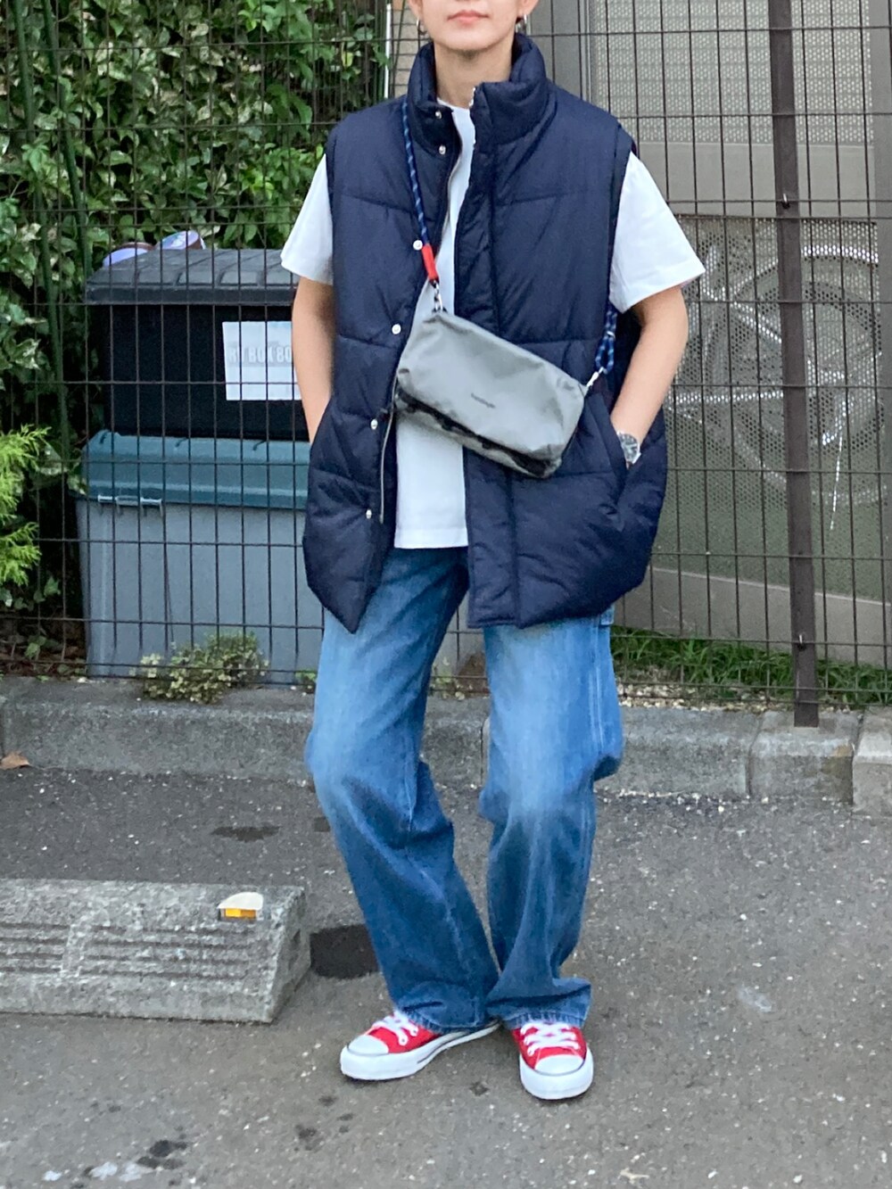 「秋服準備はじめました、秋コーデ、シンプルコーデ、レイヤードスタイル、休日スタイル、アウトドアスタイル、ストリート、プチプラ、ダウンベスト、ベスト、デニム、コンバース、スニーカー、ショルダーバッグ、きれいめカジュアル」｜「notch.の【 notch. by KR 】パデッドベスト（ダウンベスト、ブルー系）」を使った、ＫＲさん（レディース・159cm）の秋コーディネートの4枚目の写真