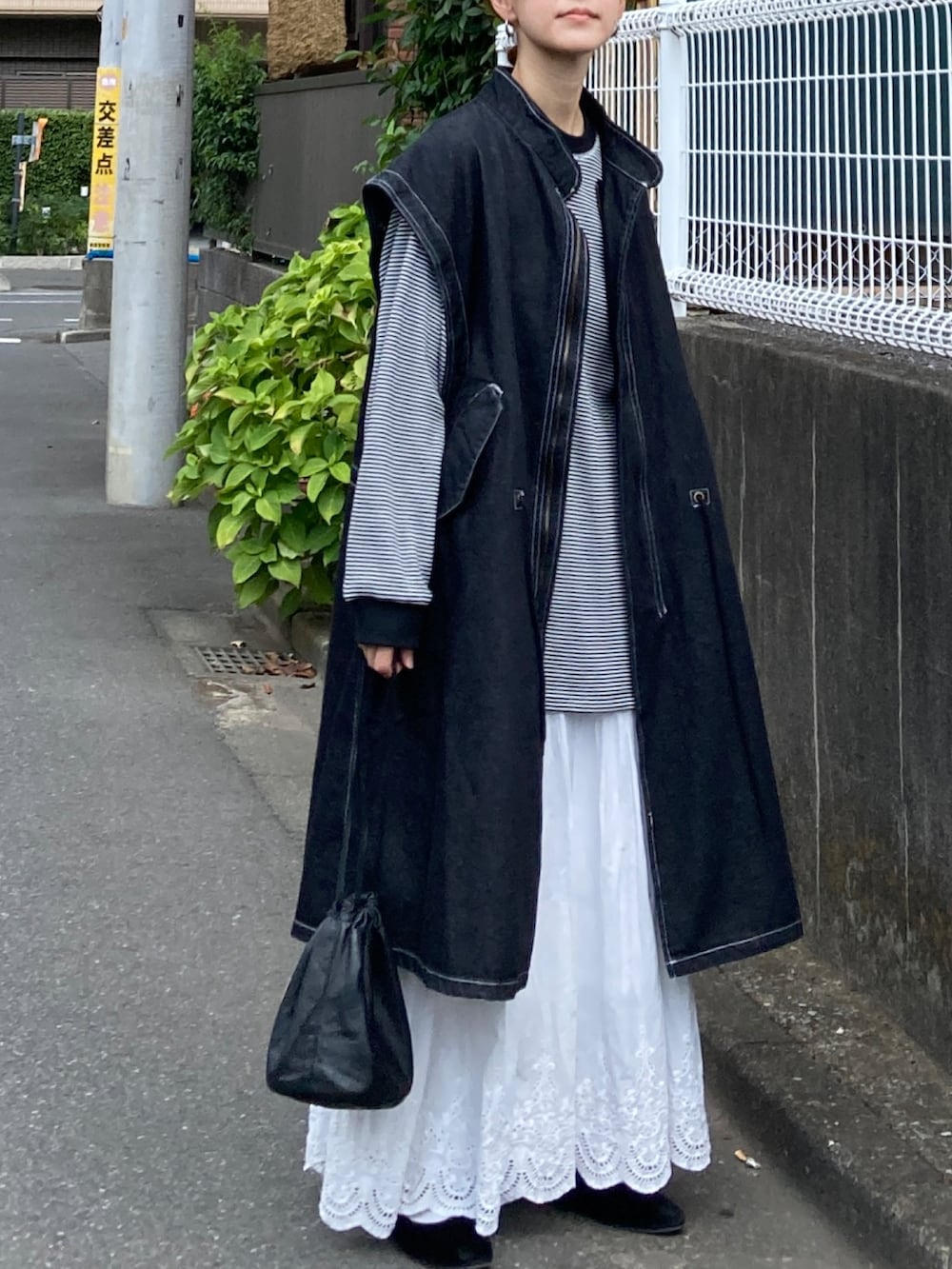 「秋コーデ、秋服準備はじめました、きれいめカジュアル、レイヤードスタイル、休日スタイル、ロングコート、デニム、ベスト、ボーダー、ロンT、ビッグシルエット、ロングスカート、バレエシューズ、巾着バッグ、プチプラ」｜「forksy.の【forksy.】２WAYデニムモッズコート/ベスト（モッズコート、ブラック系）」を使った、ＫＲさん（レディース・159cm）の夏コーディネートの2枚目の写真