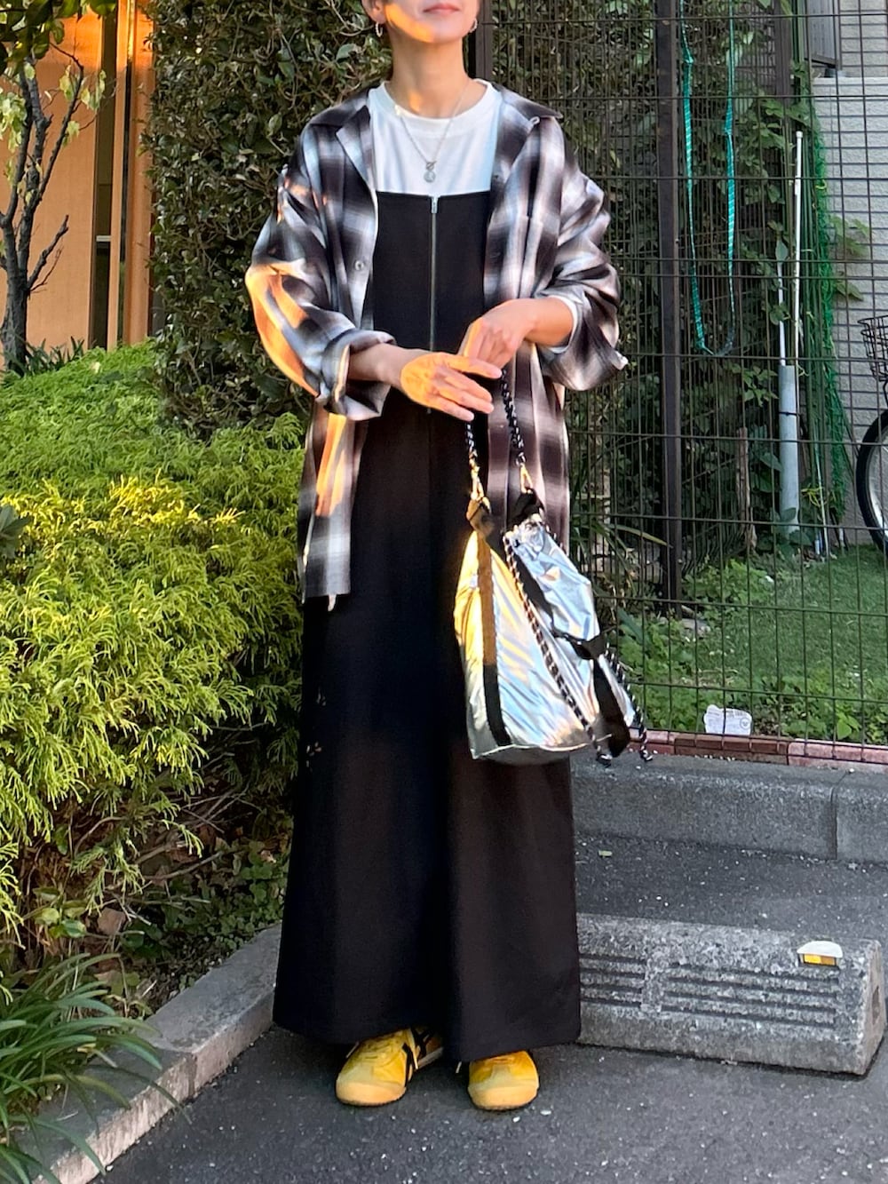 ブラック系のシャツ/ブラウス、ホワイト系のその他トップス、ブラック系のワンピースを着用したレディースの秋コーディネートの5枚目の写真