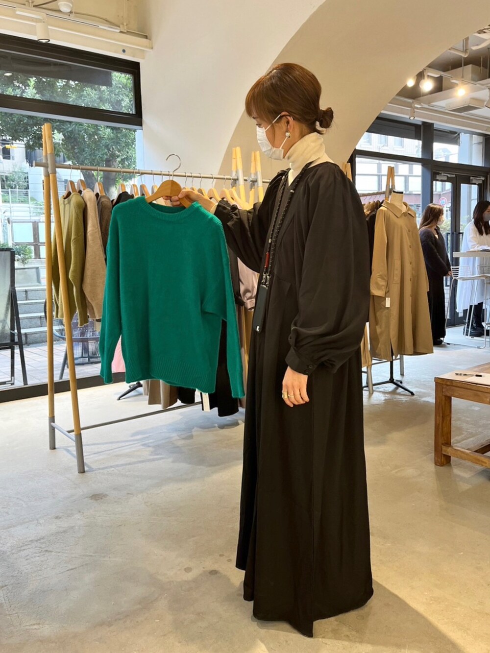 ブラック系のワンピース、ブラウン系のノーカラージャケットを着用したレディースの冬コーディネートの2枚目の写真