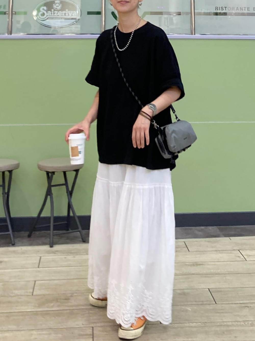 「シンプルコーデ、夏コーデ、モノトーン、プチプラ、お出かけコーデ、休日スタイル、フェススタイル、きれいめカジュアル、ロングスカート、ショルダーバッグ、スニーカー、コンバース、ビッグシルエット、ストリート」｜「TopologieのBottle Sacoche ボトルサコッシュ【バッグ単体】（ショルダーバッグ、グレー系）」を使った、ＫＲさん（レディース・159cm）の夏コーディネートの3枚目の写真