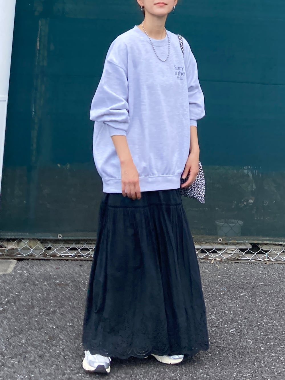 「秋コーデ、秋服準備はじめました、シンプルコーデ、お出かけコーデ、モノトーン、きれいめカジュアル、休日スタイル、プチプラ、スウェット、ロングスカート、スニーカー、厚底シューズ、トートバッグ」｜「WEGOのWEGO/【23年秋冬新作】クルーネックスウェット【WEB限定】（スウェット、その他）」を使った、ＫＲさん（レディース・159cm）の秋コーディネートの2枚目の写真