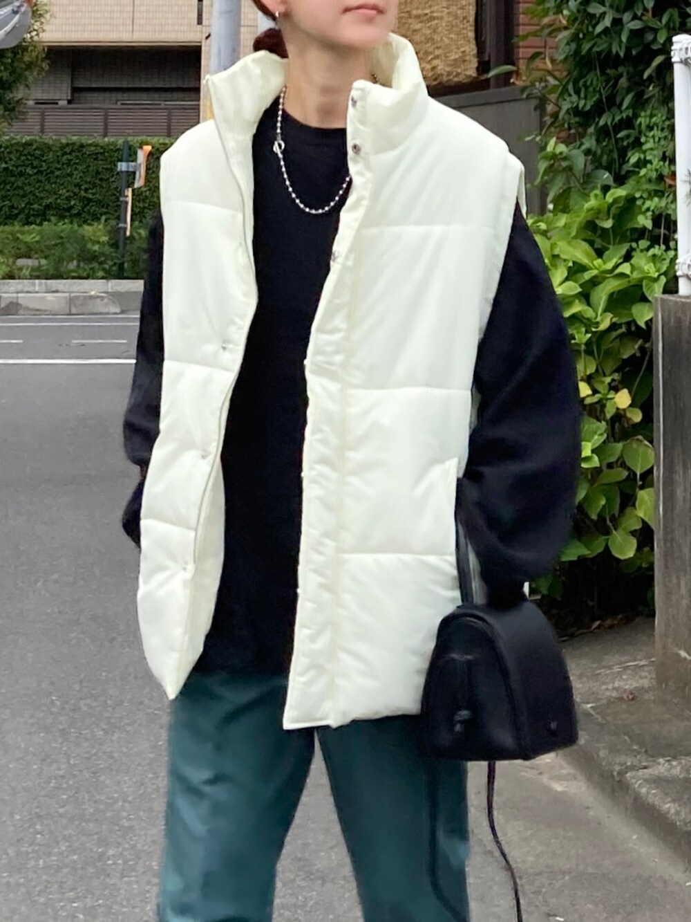 「秋服まるっと大公開、秋服準備はじめました、秋コーデ、ダウンベスト、ベスト、きれいめカジュアル、レイヤードスタイル、シャツスタイル、休日スタイル、スラックス、カンフーシューズ、ハンドバッグ、プチプラ、シンプルコーデ、お出かけコーデ」｜「notch.の【 notch. by KR 】パデッドベスト（ダウンベスト、ホワイト系）」を使った、ＫＲさん（レディース・159cm）の秋コーディネートの3枚目の写真